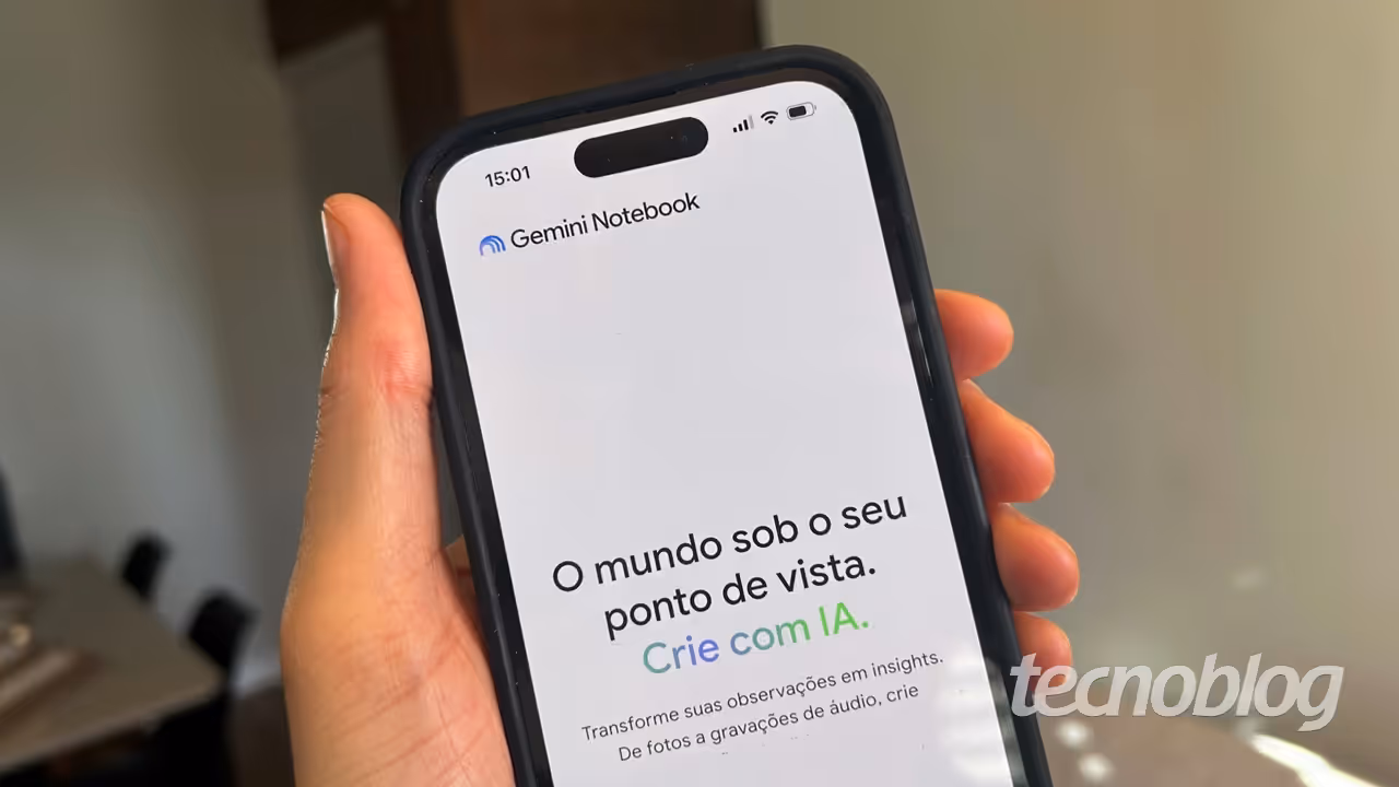Mãos de uma pessoa trabalhando com um notebook e documentos para organizar ideias no fluxo de estudo e trabalho com IA.