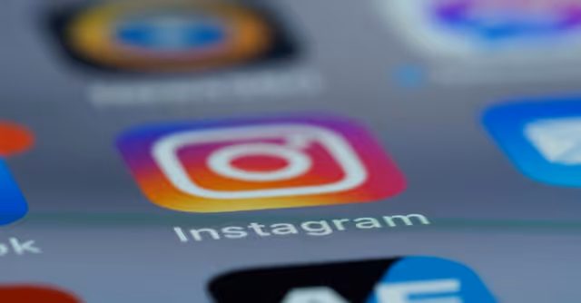 Instagram 2026 com inteligência artificial — visualização editorial do ecossistema da plataforma mostrando a IA como infraestrutura invisível