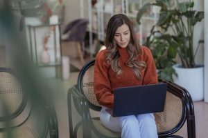 Empreendedor solo trabalhando com laptop, ferramentas de produtividade 2026