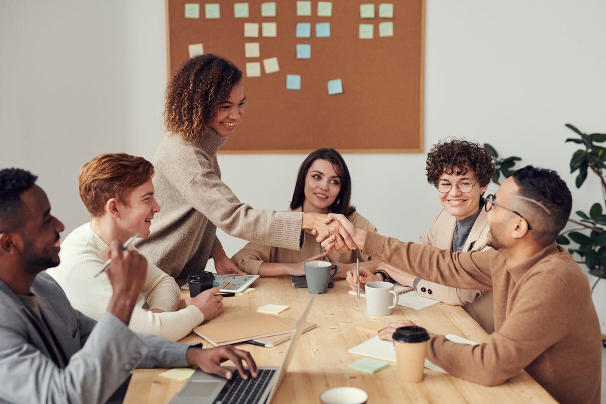 Stack do Empreendedor Solo Brasileiro em 2026: 13 Ferramentas que Uso 1 Stack do entrepreneur solo 2026: laptop com tela extra e café