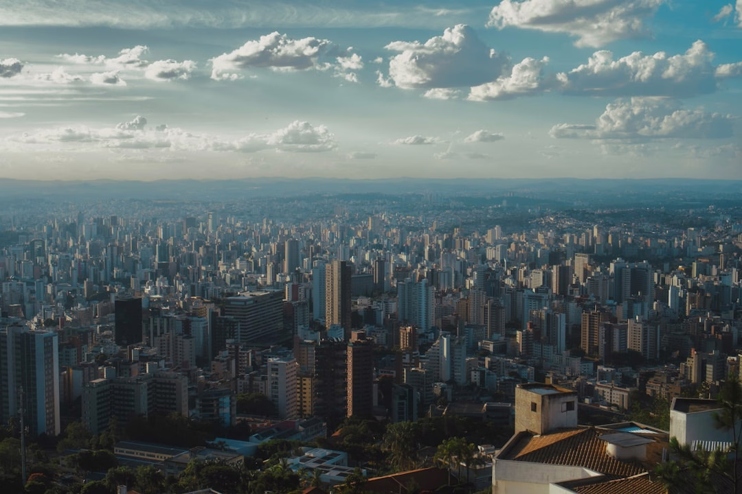 VPS Brasil Barato 2026: 5 Opções que Valem a Pena (e o Custo Real) 1 Comparativo de custos entre provedores VPS no Brasil mostrando diferença entre preço promocional e renovação