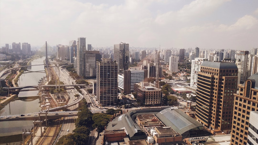VPS Brasil Barato 2026: 5 Opções que Valem a Pena (e o Custo Real) 3 Infraestrutura de datacenter brasileiro com servidores em São Paulo para cloud hosting