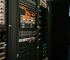 Rack de servidores em data center com iluminação azul — representando infraestrutura de hospedagem profissional para e-commerce