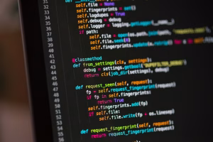 Tela de programação com código — automação n8n versus Make em 2026