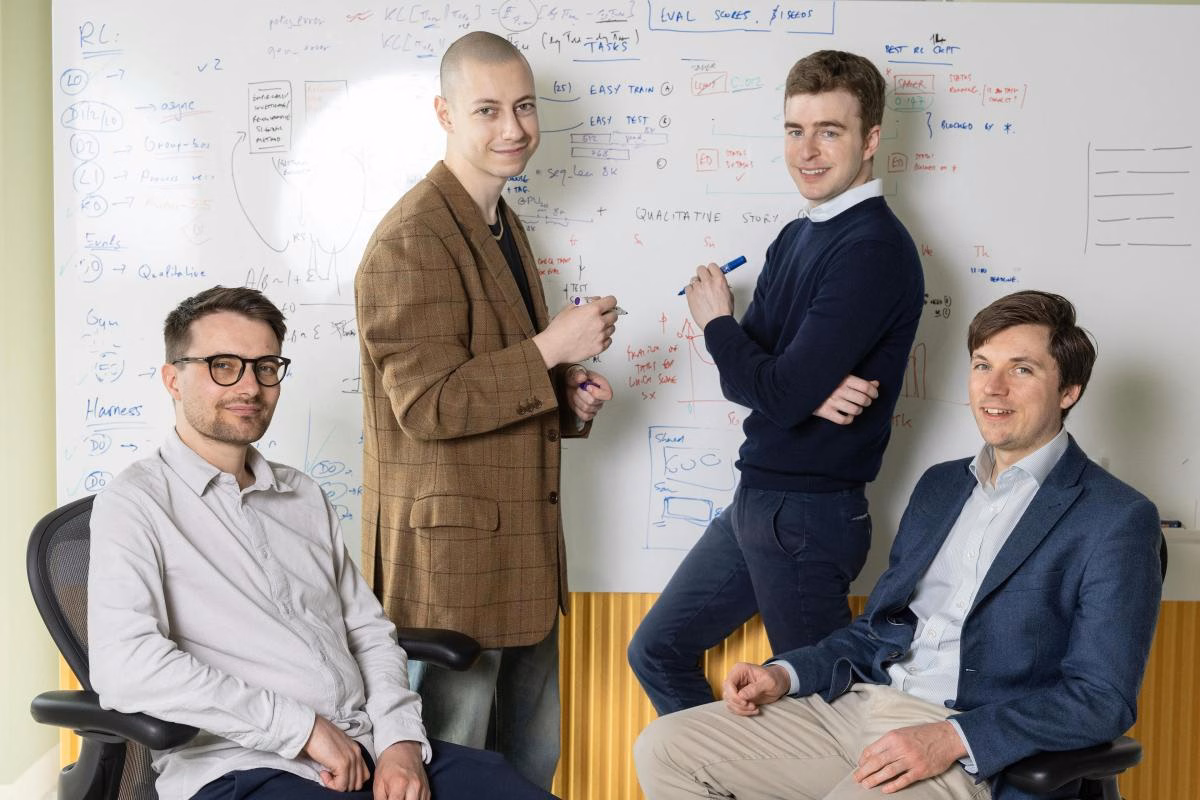 A pequena IA que diz ter vencido OpenAI e Anthropic em uma tarefa científica 1 Quatro integrantes da Inherent em escritório diante de quadro com anotações de pesquisa em IA