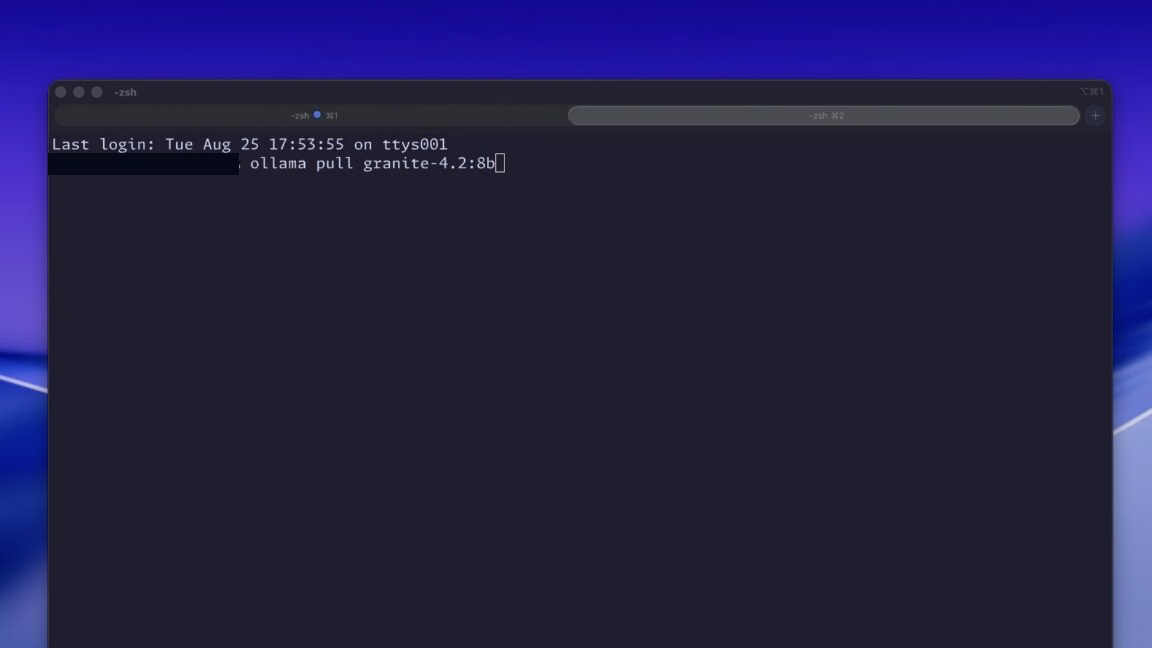 A IBM fez a IA local parecer uma decisão corporativa de novo 1 Terminal mostra o comando para baixar o Granite 4.2 de 8 bilhões de parâmetros pelo Ollama