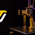 Modelo 3D gerado por IA sendo impresso em impressora 3D, com a marca da Tripo3D